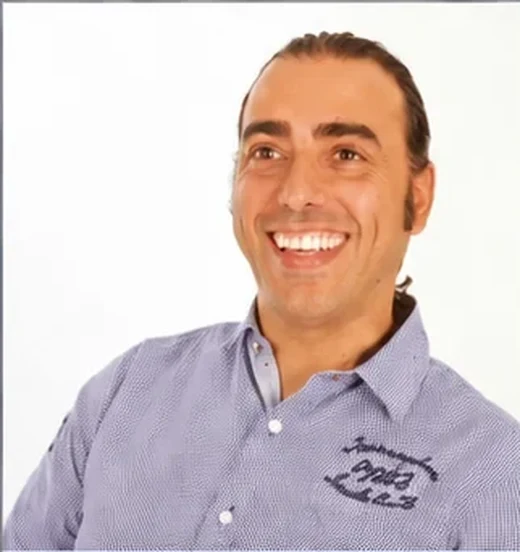 Enrique Flores Robles, sonriendo